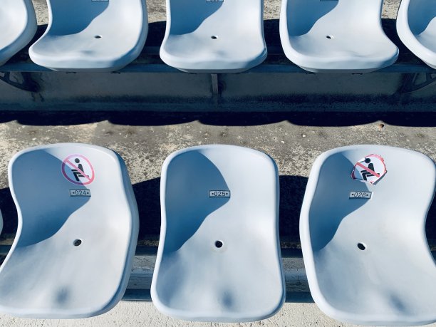 由于冠状病毒限制，体育场的座椅空了图片下载