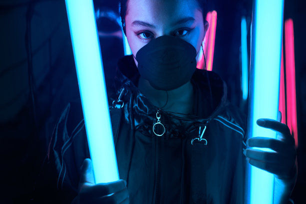 穿着红色霓虹灯的年轻亚洲女孩图片下载