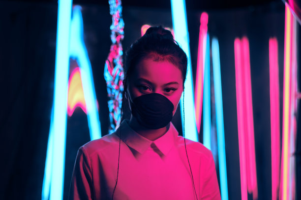 戴面具的亚洲少女图片下载