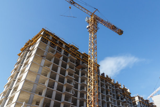 住宅建筑。使用混凝土施工技术建造建筑物。高层砖砌住宅图片下载