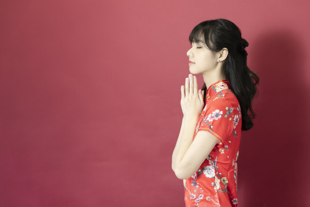 快乐亚洲年轻女子肖像，展现迷人而自信的微笑，双手摆成功喜发财的姿势图片下载