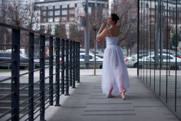 美丽的芭蕾舞演员在城市里跳舞。图片下载