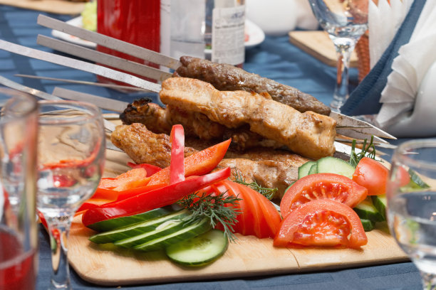 餐桌上的开胃菜是黄瓜、西红柿和烤肉串。图片下载