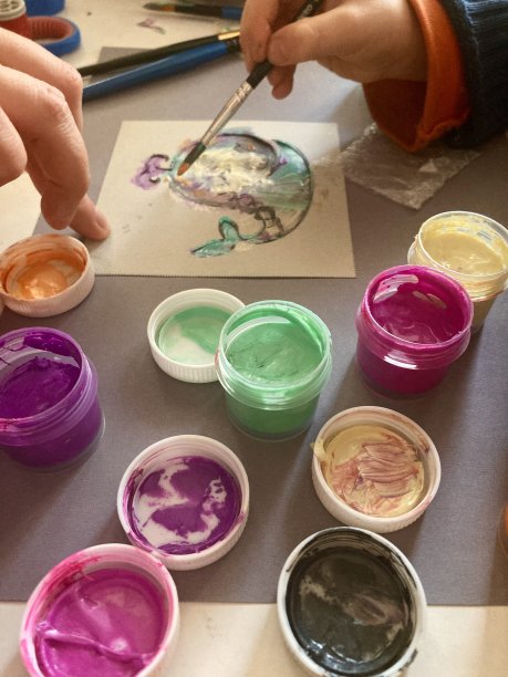 小男孩和妈妈在家里画画图片下载