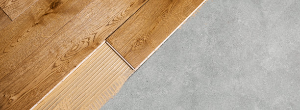 拼花地板安装。混凝土地板上的木板和胶水。横幅复制空间图片下载