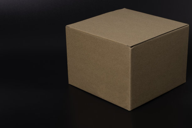 棕色纸板箱孤立在黑色背景“t图片下载