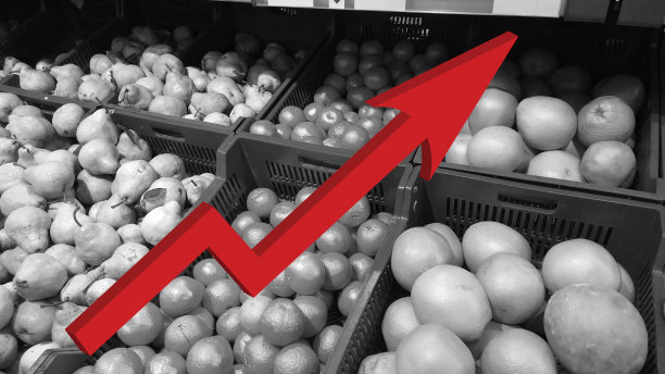 红色在水果和蔬菜背景的单色图像上长大的大箭头。条形图和图表。不断上涨的食品价格。通货膨胀的概念。零售行业。金融和经济。股票市场。图片下载