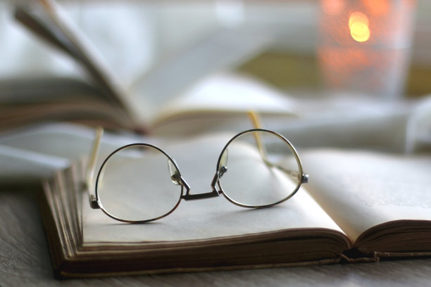 打开书本，阅读眼镜，点燃蜡烛图片下载