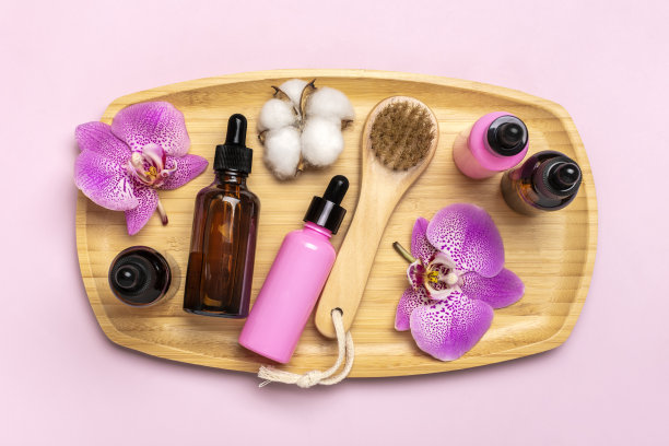 集椰子，玻璃化妆品瓶与保湿天然油，刷子，兰花，棉花躺在孤立的绿色背景俯视图平躺生态，零浪费，有机产品概念复制空间图片下载