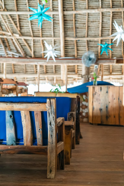 屋顶下的咖啡馆里的木桌。在肯德瓦，桑给巴尔，坦桑尼亚的餐厅真实的内部。图片下载