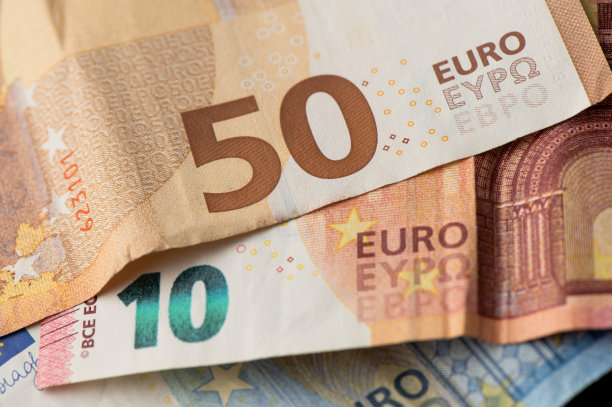 欧元纸币。桌上摆满了钞票图片下载