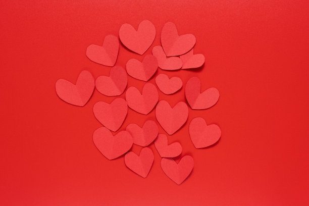 纸红心在红色的背景上。情人节。情人节2月14日图片下载