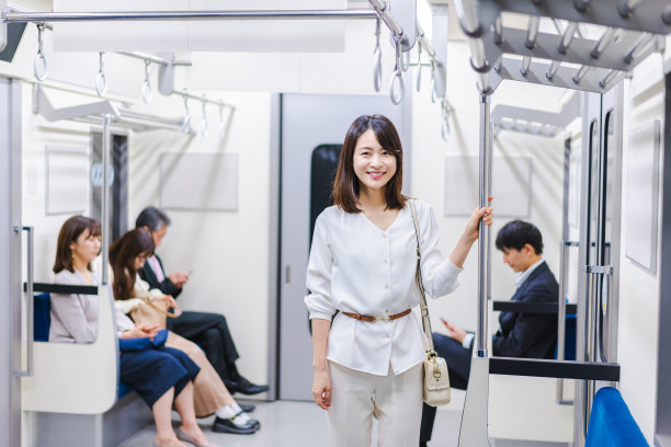 年轻女子微笑着坐火车图片下载