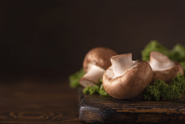 新鲜的棕色香槟和香草放在木板上图片下载