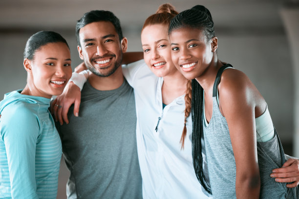 一群朋友在一起锻炼前出去玩的照片图片下载