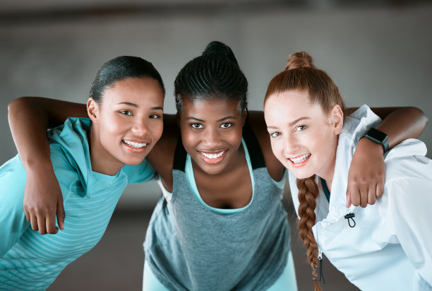 一群朋友在一起锻炼前出去玩的照片图片下载