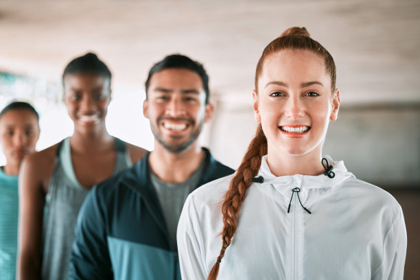 一群朋友在一起锻炼前出去玩的照片图片下载