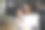 友好的非洲少女年轻女子在笔记本电脑上通过视频电话会议交谈，在线学习，远程工作，在家观看网络研讨会。图片下载