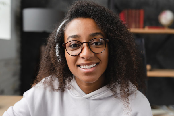 特写裁剪的年轻非洲妇女十几岁的女孩看着相机的肖像，在视频电话会议上与同事，朋友，电子学习交谈。在线研讨会图片下载