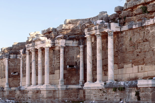 土耳其古城边。古色古香的废墟，有柱子的古建筑。图片下载