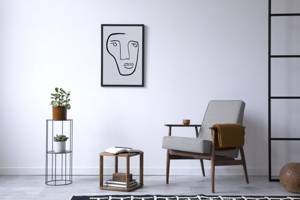 时尚的斯堪的纳维亚风格组成的客厅与复古设计扶手椅，模拟海报框架，植物站，装饰和个人配件在现代家居装饰。副本的空间。模板。“n图片下载