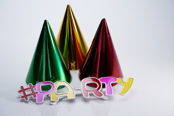 生日快乐眼镜和派对帽白色背景图片下载