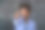 年轻的黑人男孩看着镜头，在纹理灰色的背景下微笑。图片下载