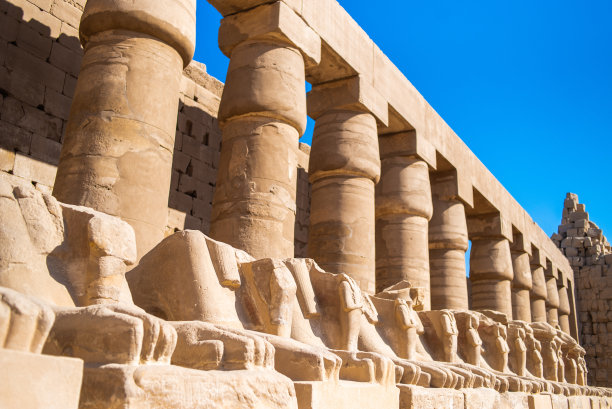 尼罗河东岸的卢克索神庙图片下载