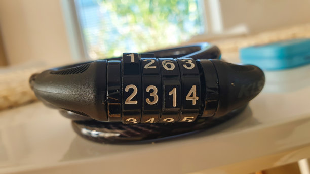 自行车锁，一种防盗机制，以电缆的形式，并带有保护代码。图片下载