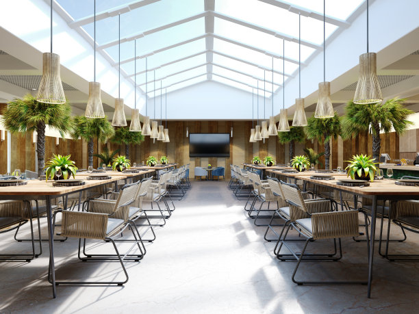 豪华餐厅内棕榈树，大玻璃中庭，木墙和时尚的家具。图片下载