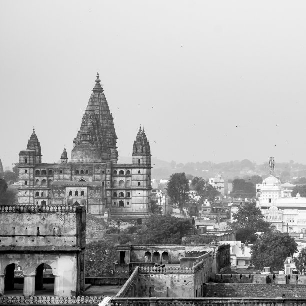 Jahangir Mahal (Orchha Fort)位于印度中央邦的Orchha, Jahangir Mahal或Orchha Palace是位于Orchha的城堡和要塞。中央邦。印度，印度考古遗址黑白色图片下载