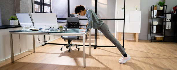 非裔美国人在办公室锻炼图片下载