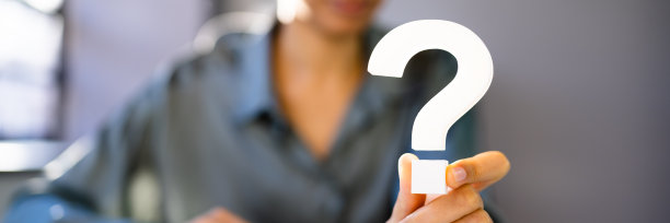 拿着问号的困惑女人图片下载