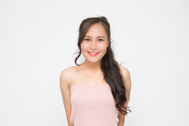 美丽的亚洲妇女穿着粉红色的休闲衬衫在白色的背景和复制空间。可爱的亚洲女人微笑和快乐图片下载