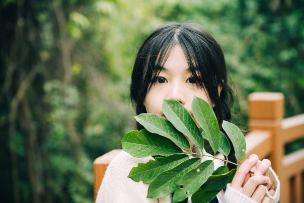 年轻的亚洲女孩与叶子图片下载