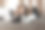 快乐的微笑十几岁的女孩说电话躺在床上图片下载