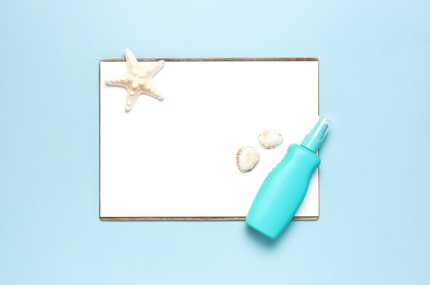 夏日概念，海洋背景。海贝，海星，白色白布，蓝色背景防晒身体喷雾。俯视图，平躺，复制空间。海洋暑假模型。旅游、海洋纪念品。图片下载