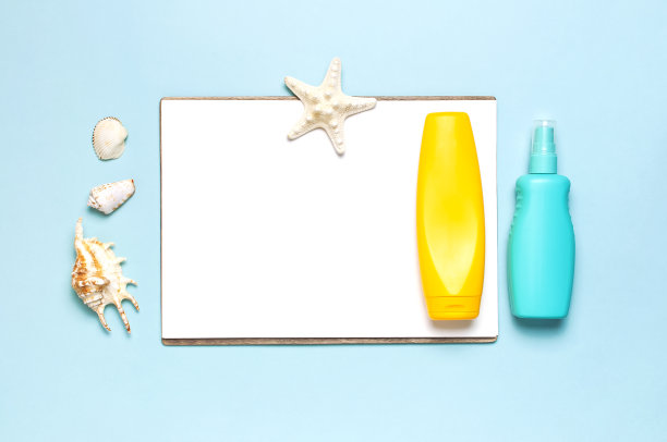 夏日概念，海洋背景。海贝，海星，白色白布，蓝色背景防晒身体喷雾。俯视图，平躺，复制空间。海洋暑假模型。旅游、海洋纪念品。图片下载