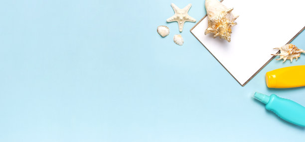 夏日概念，海洋背景。海贝，海星，白色白布，蓝色背景防晒身体喷雾。俯视图，平躺，复制空间。海洋暑假模型。旅游、海洋纪念品。图片下载