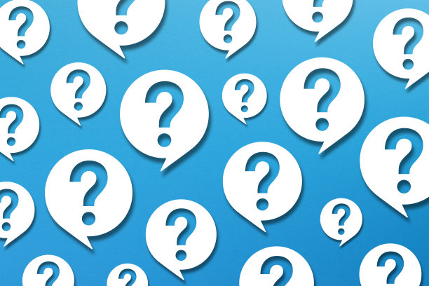蓝色背景上带有语音气泡的问号图片下载