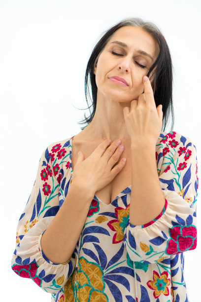 工作室照片的中年妇女开始得到灰色的头发穿裙子与白色背景上的花，中年性感的女士，美容概念图片下载