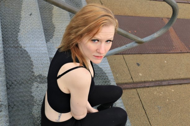 在肩上图片下载