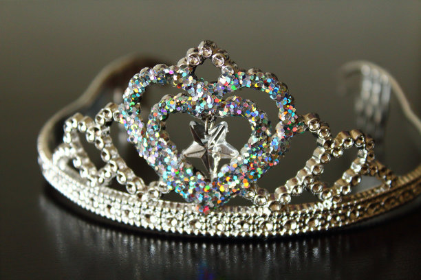 美丽闪亮的塑料皇冠为孩子们。特写镜头。背景。图片下载