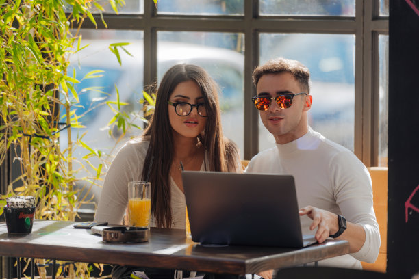 在一个阳光明媚的日子里，同事们在工作项目的间隙一起消磨时间。图片下载