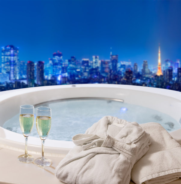 香槟，浴袍，还有放松的漩涡浴图片下载