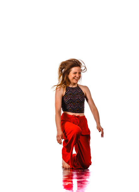 白色背景上的女嘻哈舞者图片下载