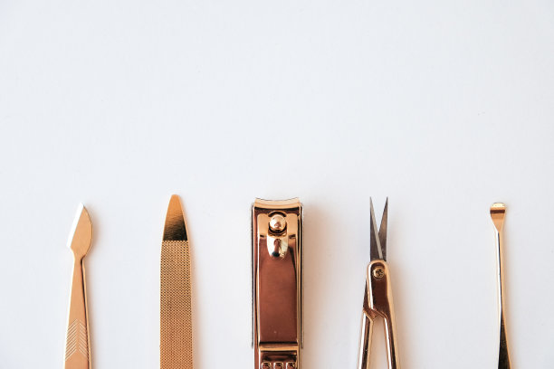 工具的指甲设置在一个白色的背景。黄金颜色的工具图片下载