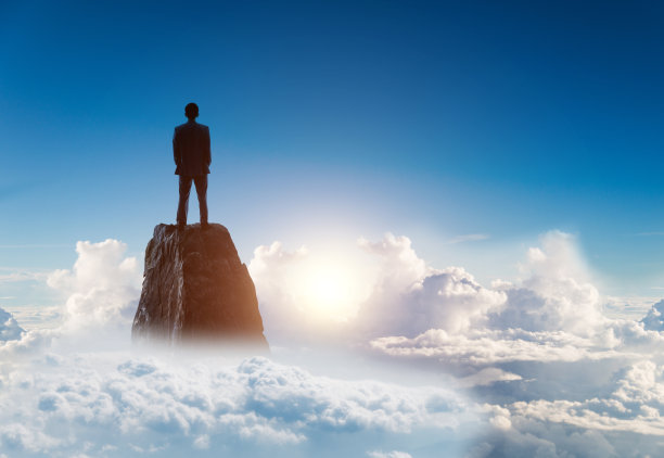 商人站在岩石的顶端图片下载