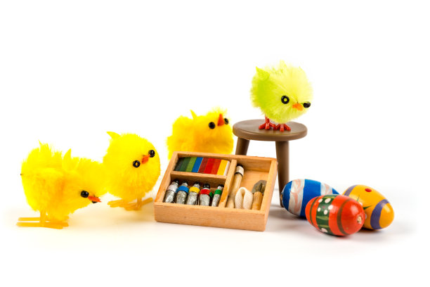 复活节的幽默。复活节的小鸡互相涂上颜色图片下载