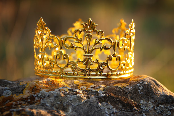 神秘和神奇的照片，金国王皇冠在森林之上的石头。中世纪的概念。图片下载